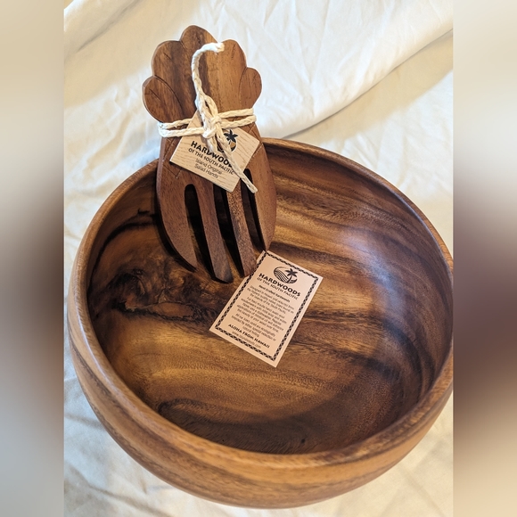 Acadia wood bowl with pineapple shaped salad server. - Picture 5 of 6